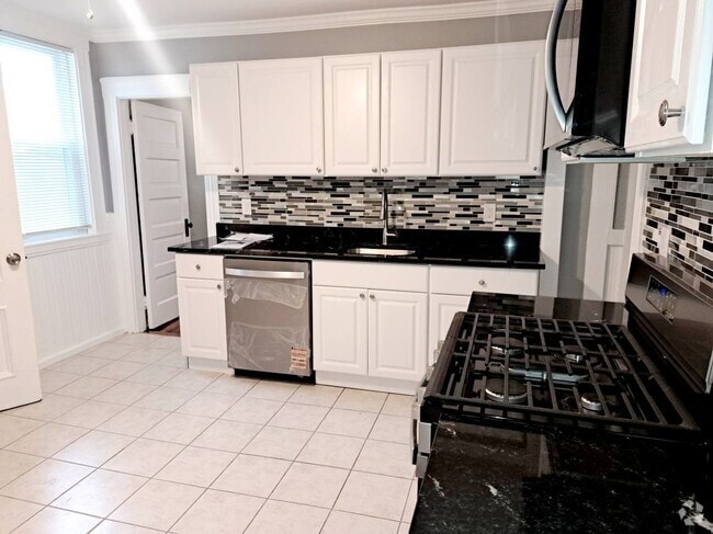 Building Photo - 110 Bow St Unit 1 Rental