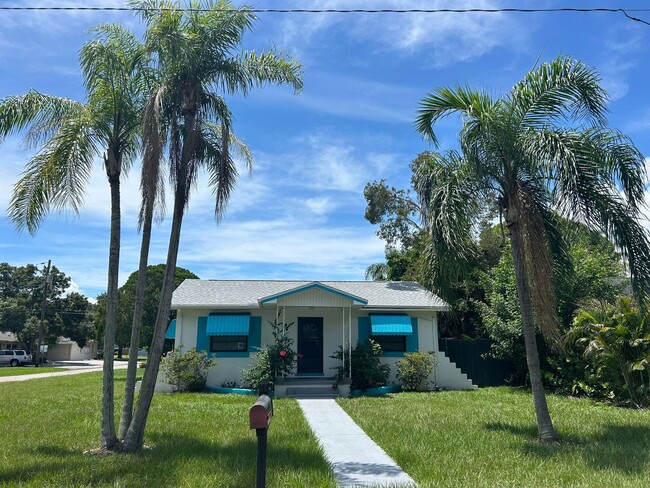 2 Bedroom 1 Bath Gulfport Large 2 Car Garage - 2 Bedroom 1 Bath Gulfport Large 2 Car Garage House