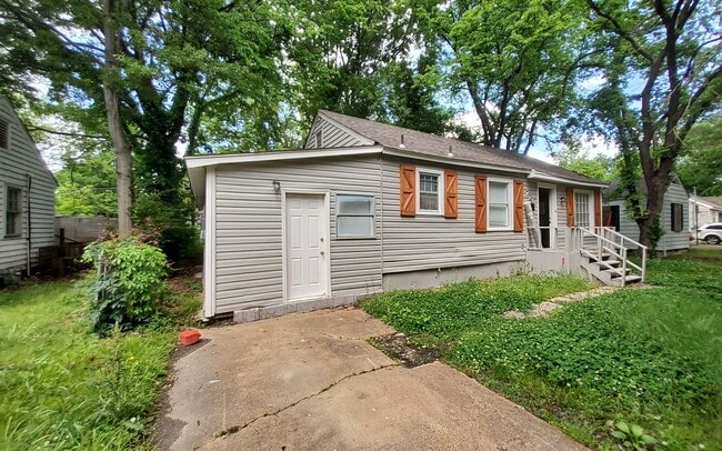 Building Photo - Welcome to our charming 3 bedroom, 1 bathr... Rental