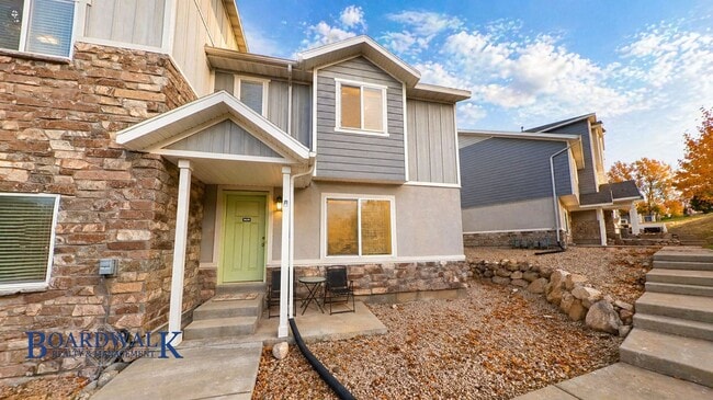 Building Photo - Large Herriman 3 Bed 2 Bath Town Home!