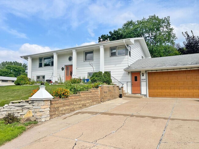 Building Photo - Spacious 5 Bedroom with New Paint and LVP ... Rental