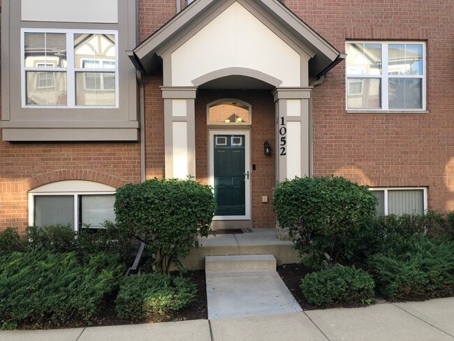 Building Photo - 1052 N Claremont Dr Rental