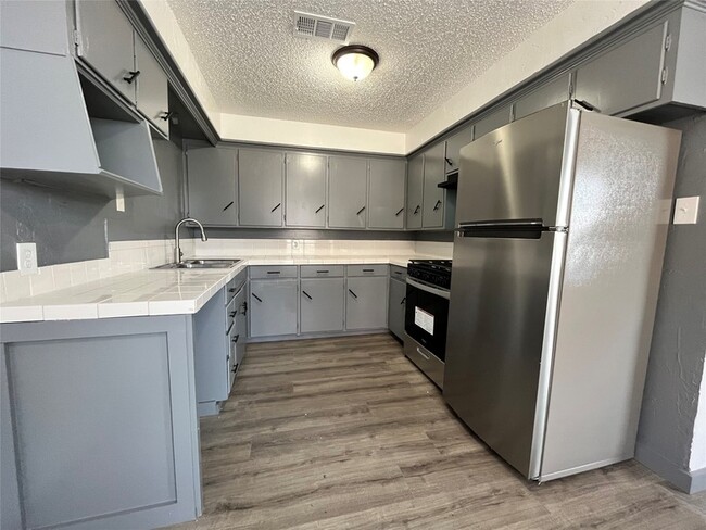 Building Photo - 2526 Louise St Unit B Rental