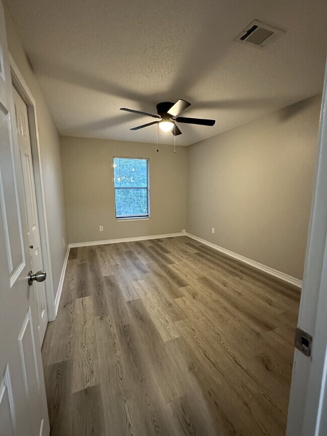 Photo - Renovated 2BR Coastal Apartment in Gulf Breeze – New Granite Counters, LVP Flooring & More! Unidad C