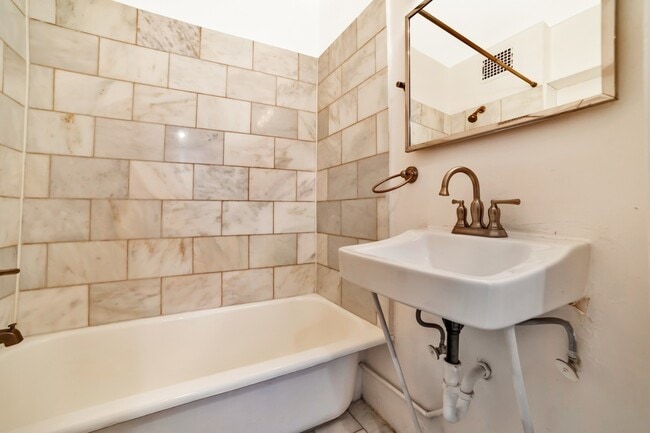 Photo - Top Floor Studio In Cap Hill Available NOW! Unidad 7