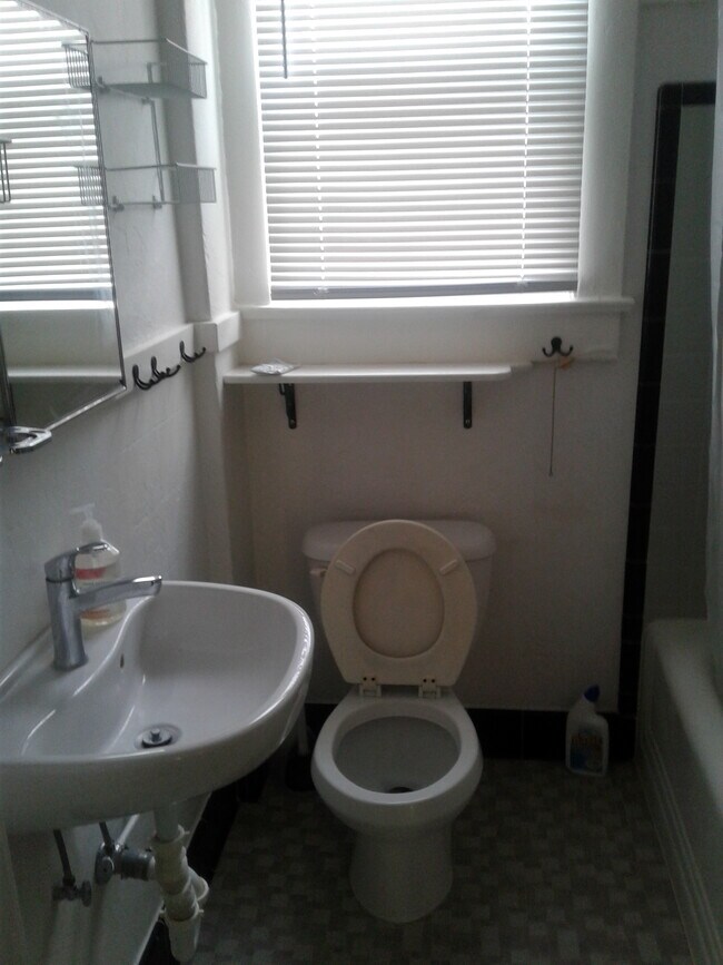 Photo - 558 E Park Ave Apartamentos Unidad 3