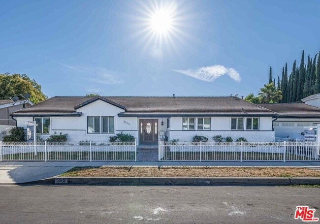 Photo - 5515 Longridge Ave