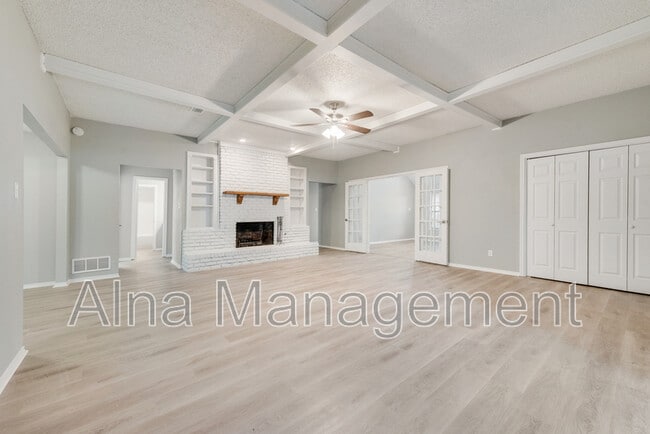 Photo - 1005 Canadian Cir