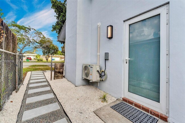 10430 Sunset Strip Unidad SHORT TERM