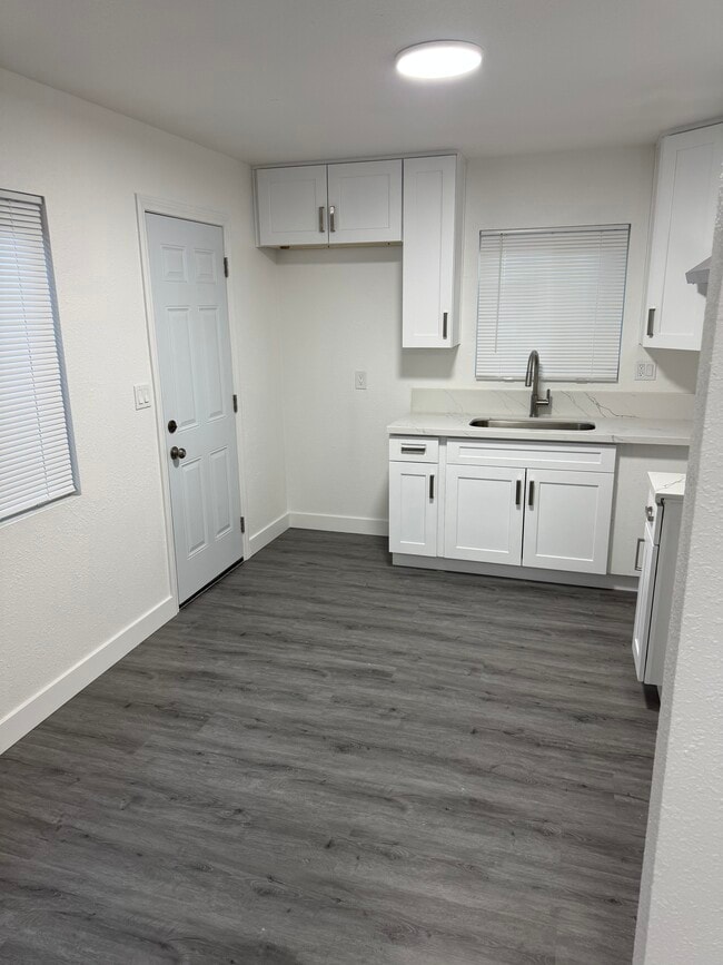 Photo - 583 W 16th St