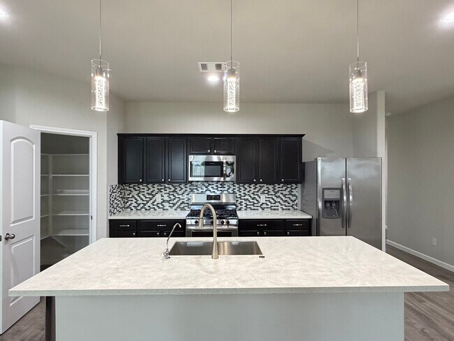 Photo - 6118 Yesenia St