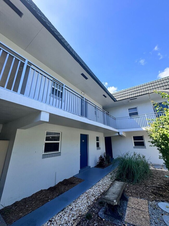 Photo - Spacious and modern 1-bedroom, 1-bathroom unit available for rent in the heart of Fort Lauderdale.