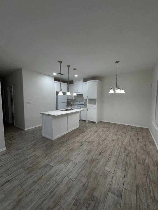 Building Photo - 2214 E Valley Cir