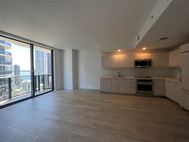 Building Photo - 55 SW 9th St Unit 2702