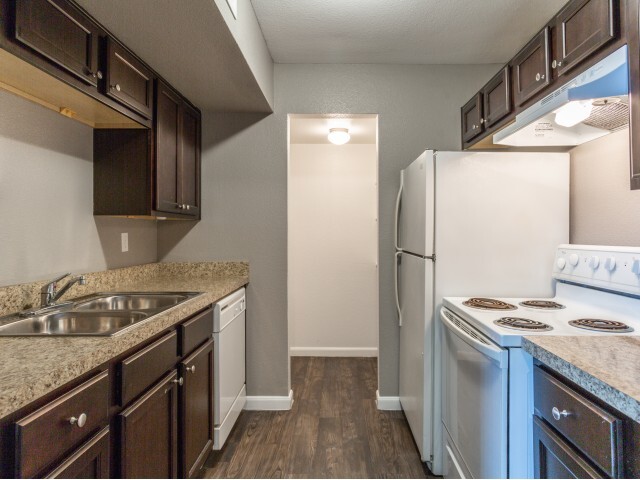 Kitchen - Country Club Place Apartments