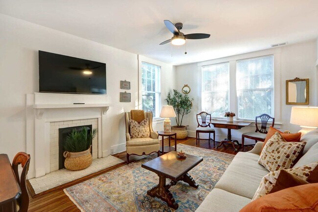 Building Photo - 306 E Victory Dr Unit ID1369213P