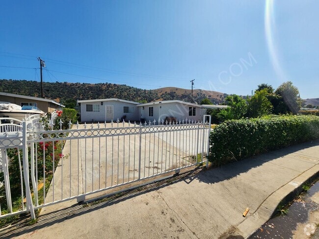 Building Photo - 2 Bedroom, 1 bathroom Rental