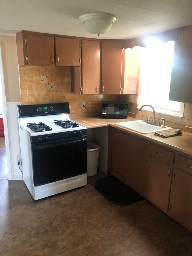 Kitchen - 852 Stillwater Ave