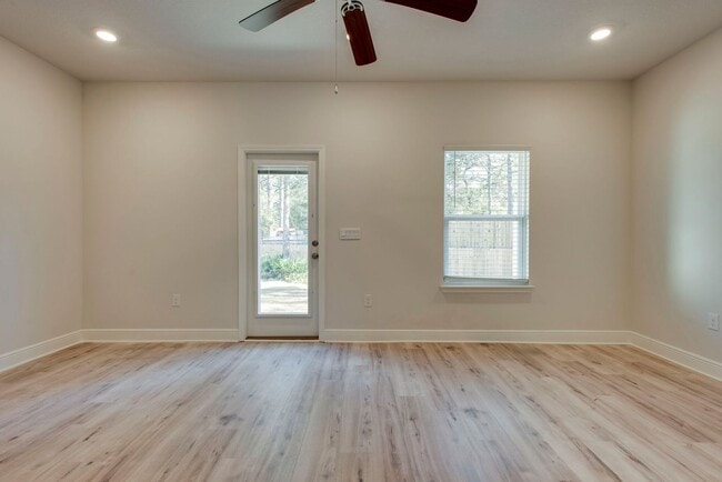 Building Photo - NEWER LUXURY TOWNHOME IN SANTA ROSA BEACH