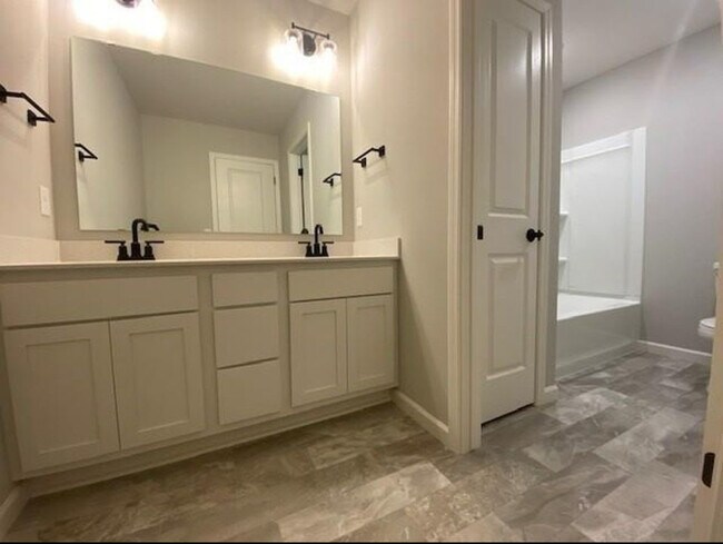 Photo - 4810 Airlake Dr