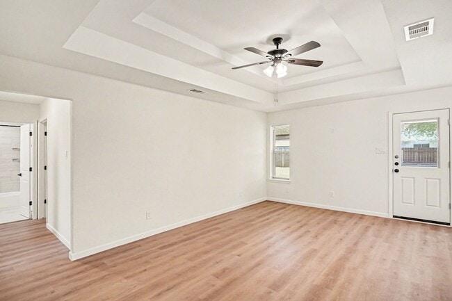 Photo - 772 Hampshire Dr