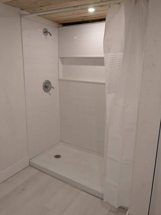 Photo - 605 NE 27th St