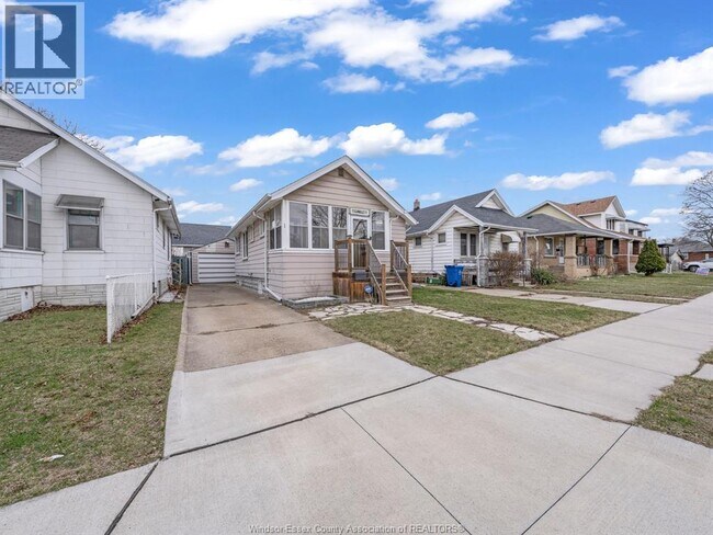 Photo - 410 Foch Ave