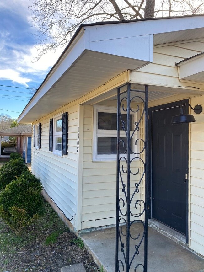 Photo - Charming 3 Bedroom House in Quite Neighborhood