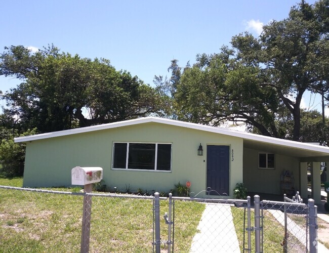 Updated fenced in BIG yard, Spacious corner house - 8092 NW 14th Ct Rental