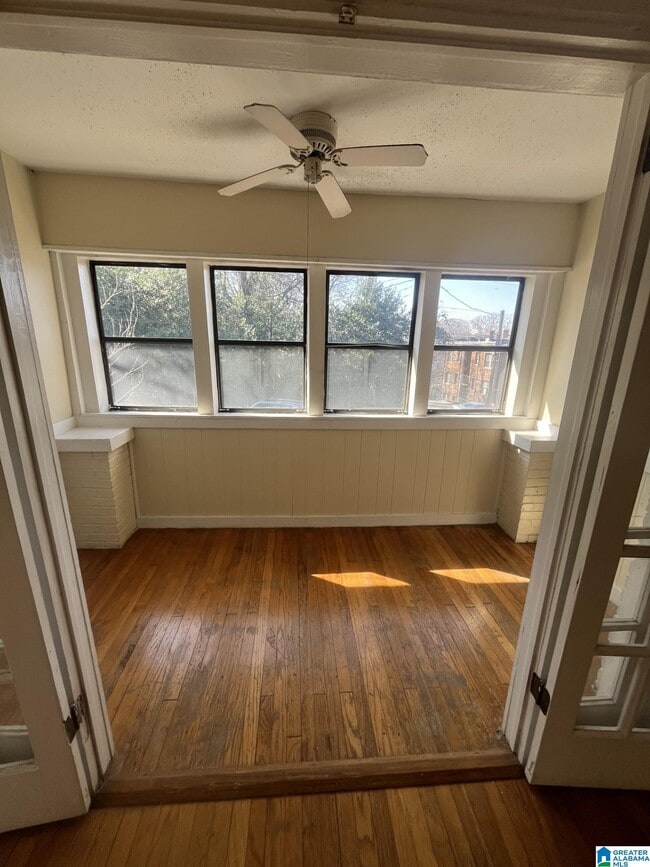 Photo - 915 40th St S