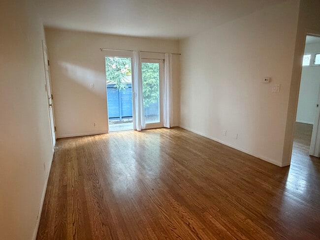 Living Room - 622 Venezia Ave Apartamentos Unidad front