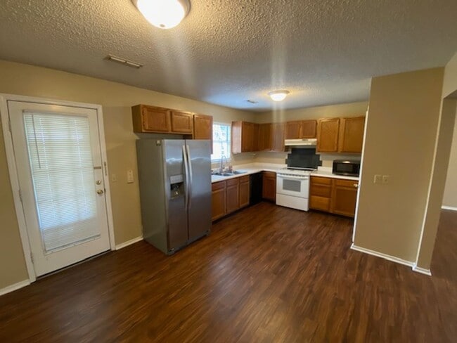 Photo - Super Cute 3 Bedroom Now Available!