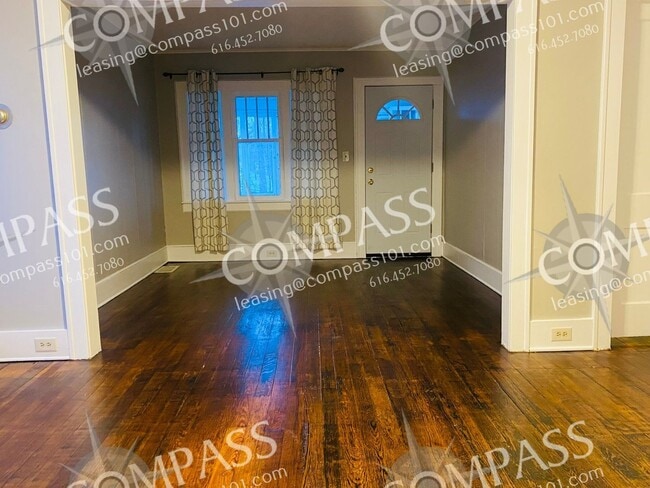 Photo - 711 Knapp St NE