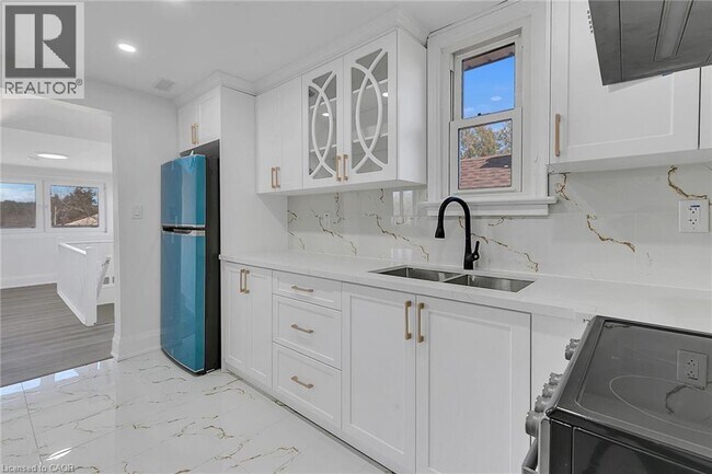 Photo - 581 Lancaster St W Unit 1