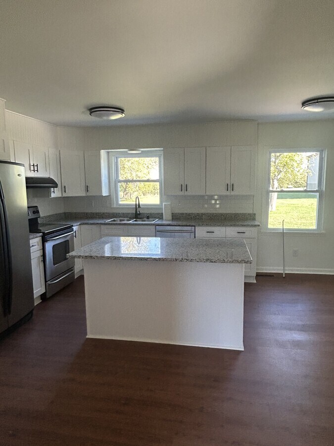 Photo - 2060 Lovers Ln