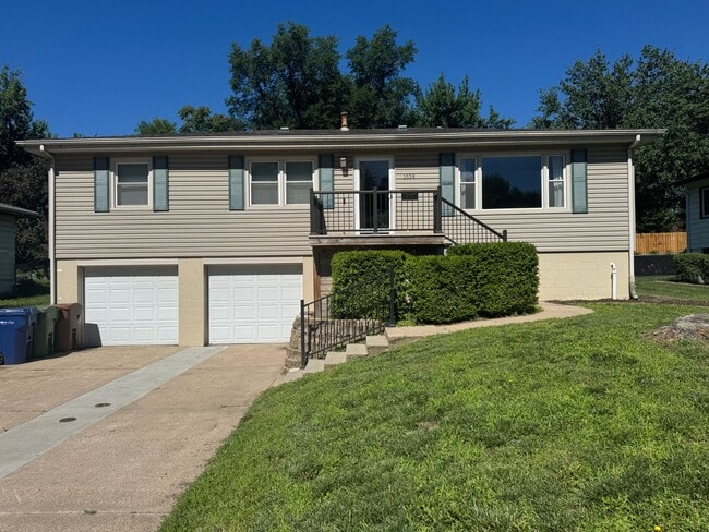 Building Photo - Raised Ranch Near Offutt AFB with Finished Basement & Oversized Garage
