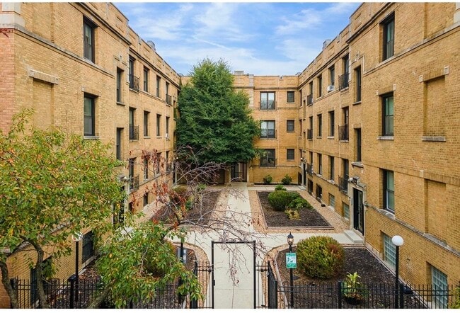 Building Photo - 732 W Roscoe St Unit 3N