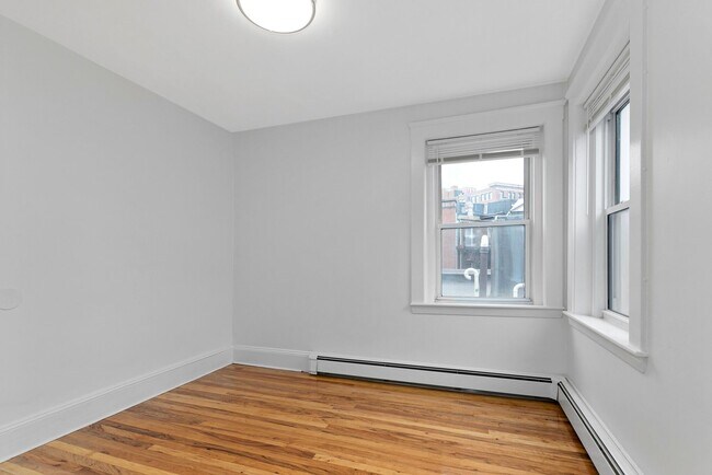 Photo - Nicely renovated 3 bed unit with in-unit l...