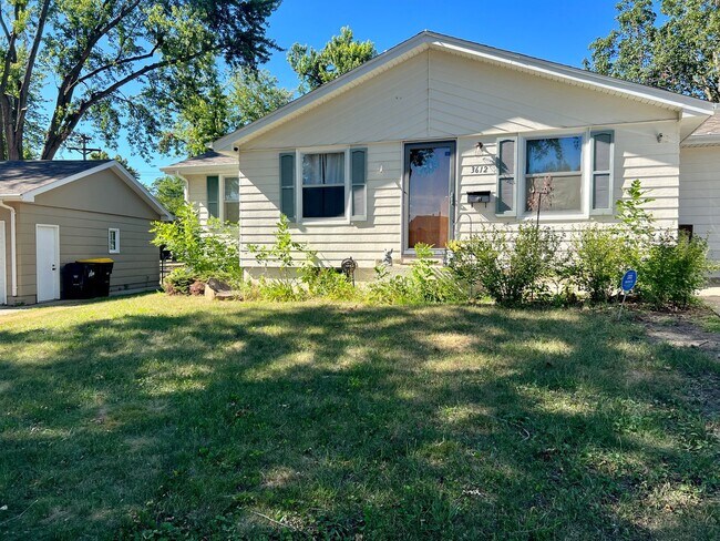 Spacious 4-Bedroom 2-Bathroom House - Spacious 4-Bedroom 2-Bathroom House