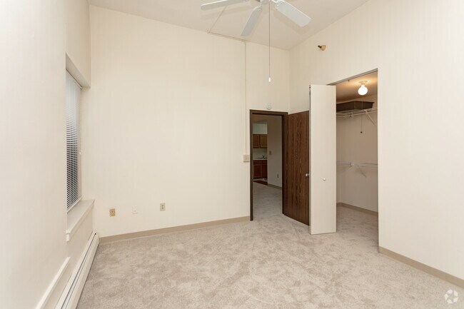 1BR, 1BA - 570 - 1,210SF