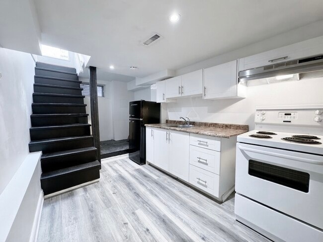 Building Photo - 909 Palmerston Ave