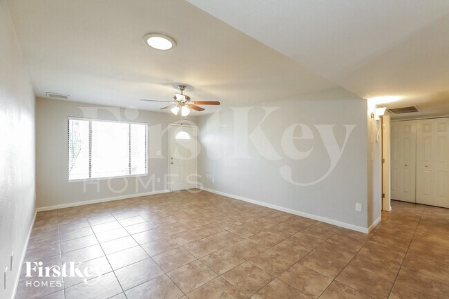 Photo - 425 E Julie Dr