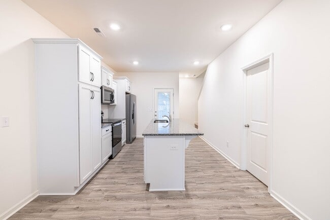 Photo - 465 Kinnerton Pl