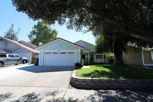 Lovely Single-Story 2-Bedroom Home in Redl... - Lovely Single-Story 2-Bedroom Home in Redl...