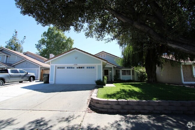 Building Photo - Lovely Single-Story 2-Bedroom Home in Redl...