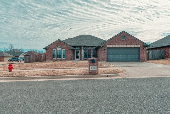 Building Photo - Gorgeous 4 Bed 2.5 Bath in Yukon!