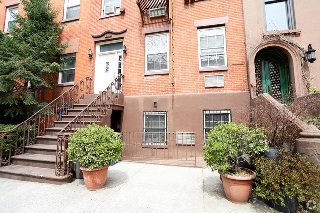 283 Sackett St