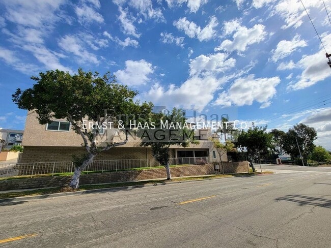 Photo - 2755 E Hill St