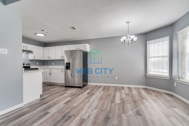 Photo - 2525 Lyola St