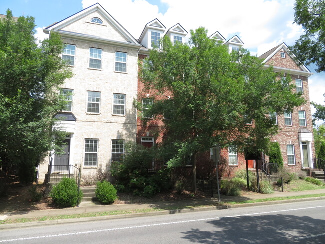 Front of building - 2112 Middle Tennessee Blvd Casa Adosada